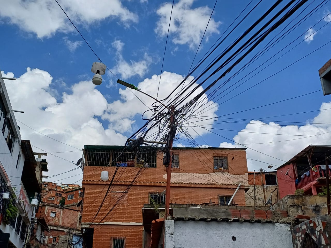 electricidad en barrio 22 octubre 2024