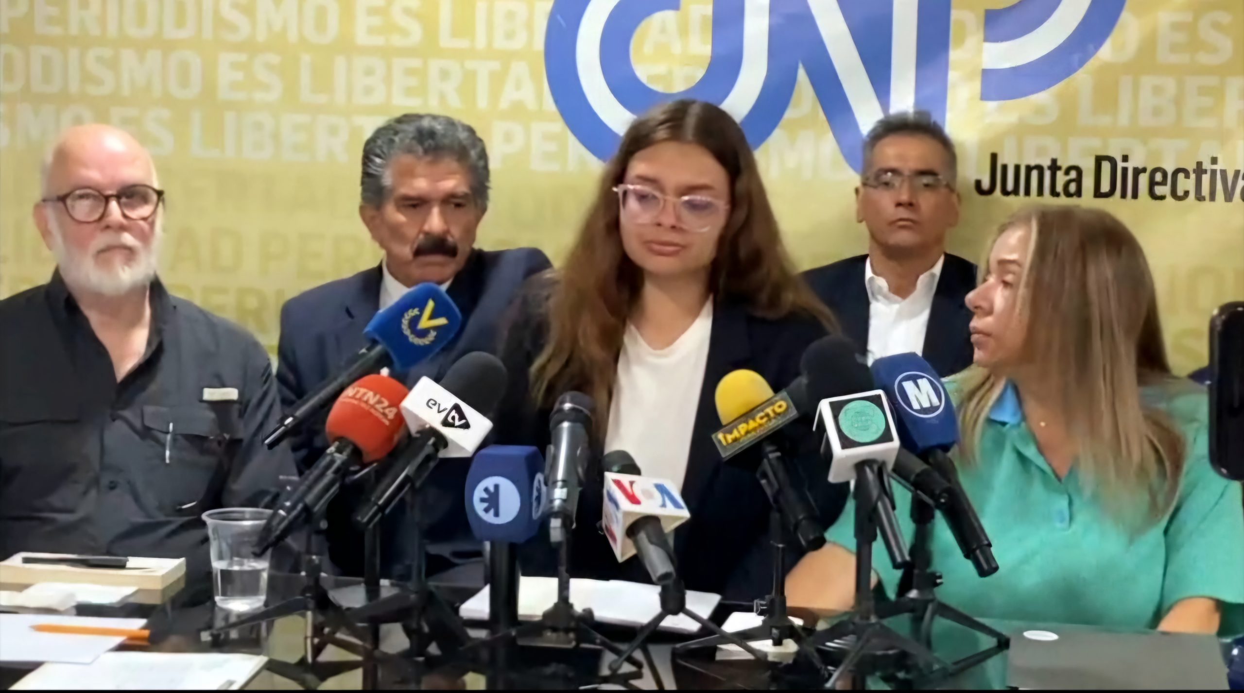 Familiares de Nelin Escalante declaran en el CNP: "Nos preocupa su estado actual" La hija del periodista Nelin Escalante declara ante los medios: "No sabemos nada de él"