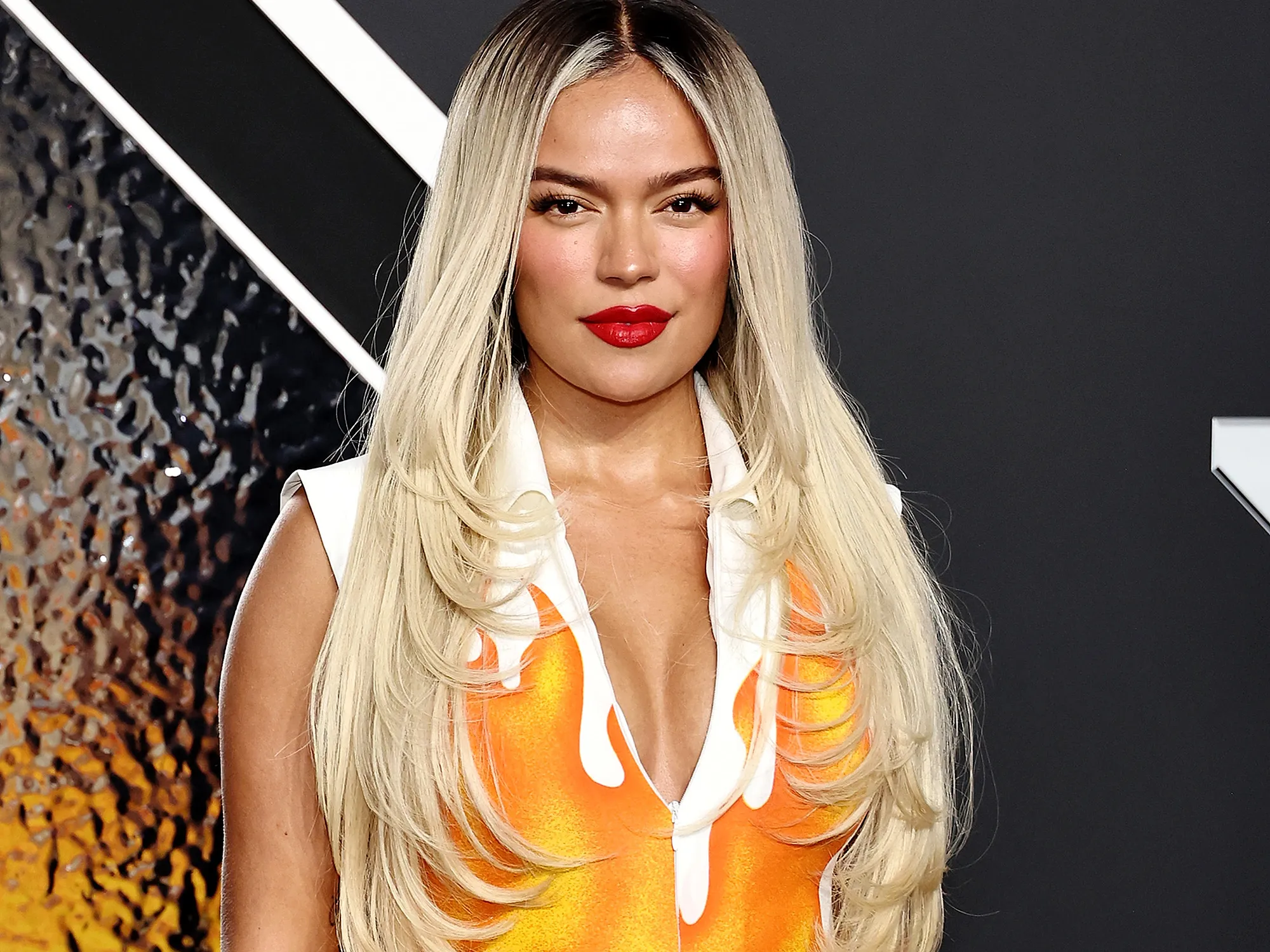 karol-g-con-vestido-amarillo-en-los-mtv-vmas-2024