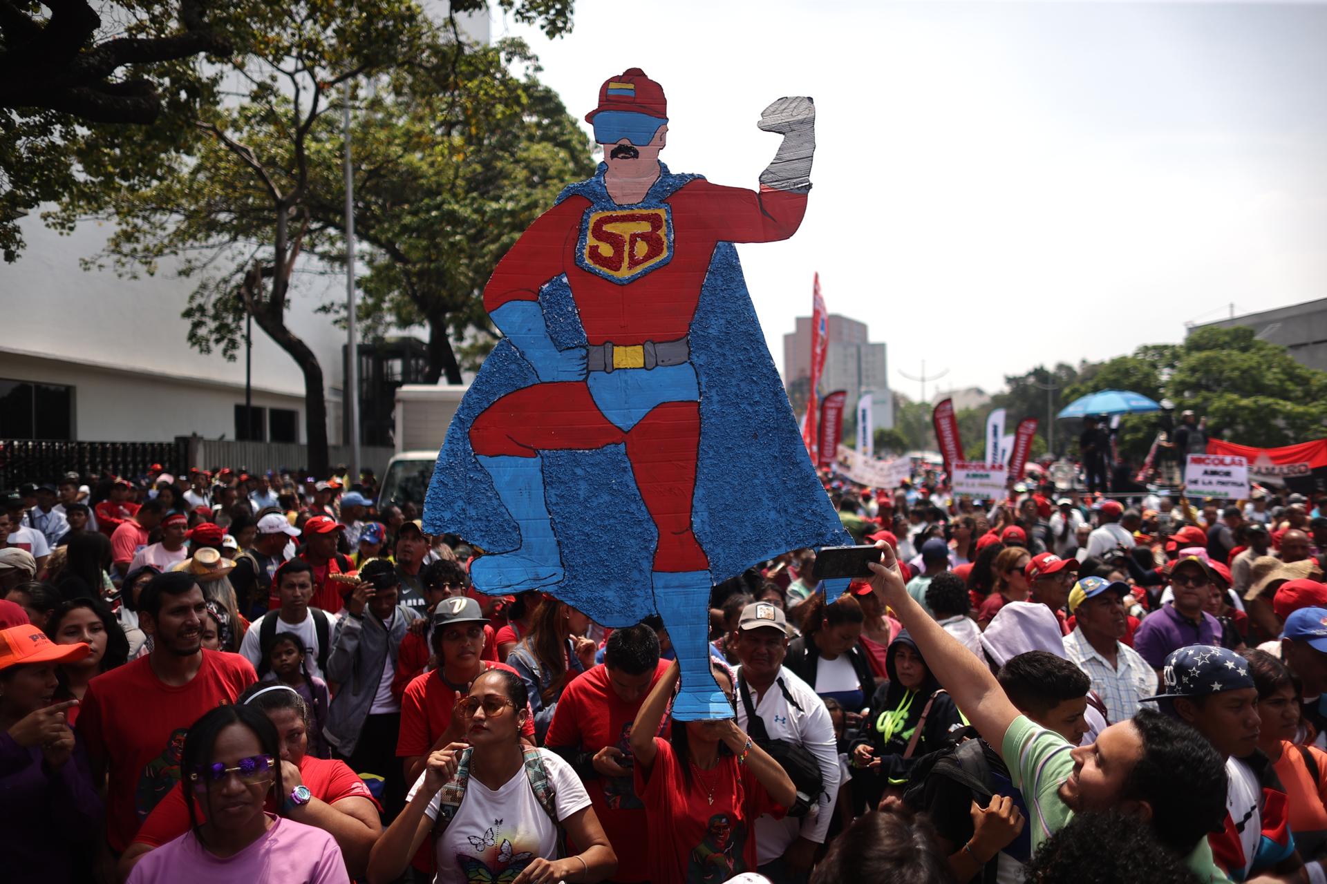 Chavistas se concentran en Caracas para acompañar la inscripción de la candidatura de Maduro