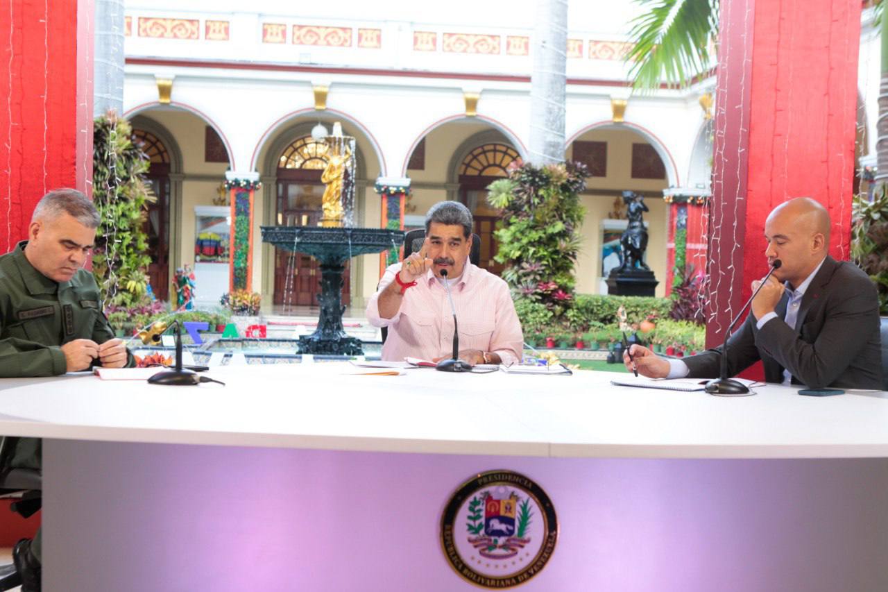 Maduro con Padrino López y Héctor Rodríguez