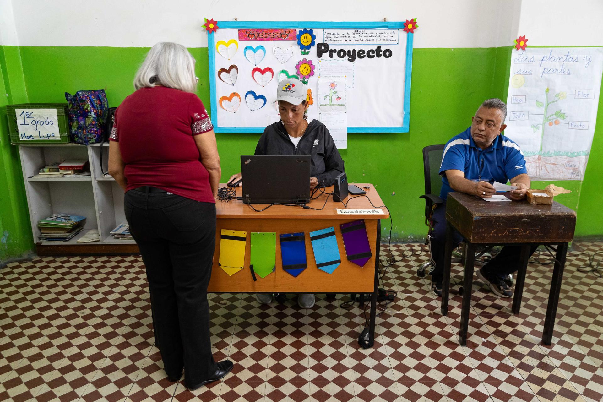 Venezolanos eligen proyectos comunitarios en una consulta promovida por el chavismo