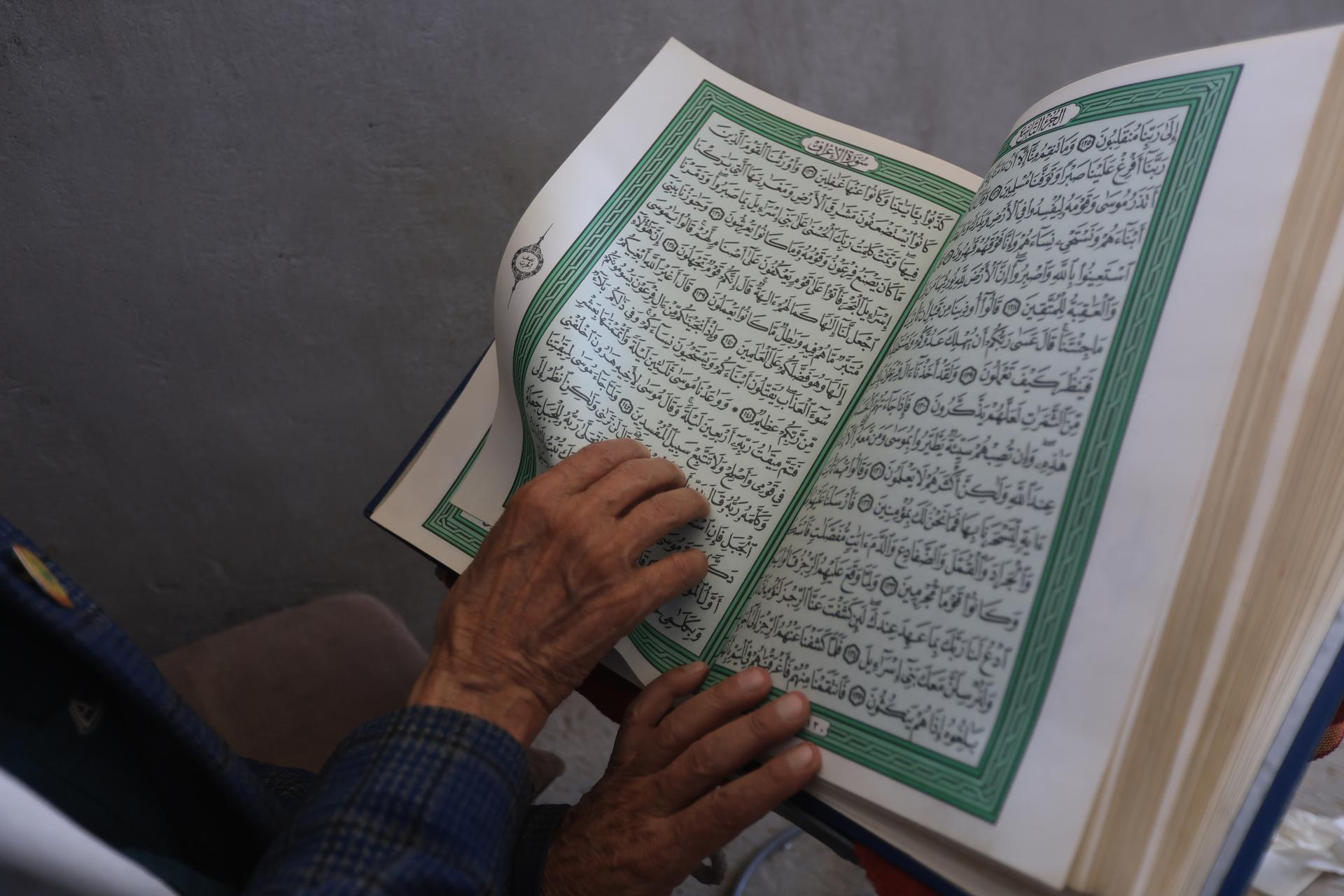 Un musulmán lee el Sagrado Corán en una mezquita antes del Ramadán