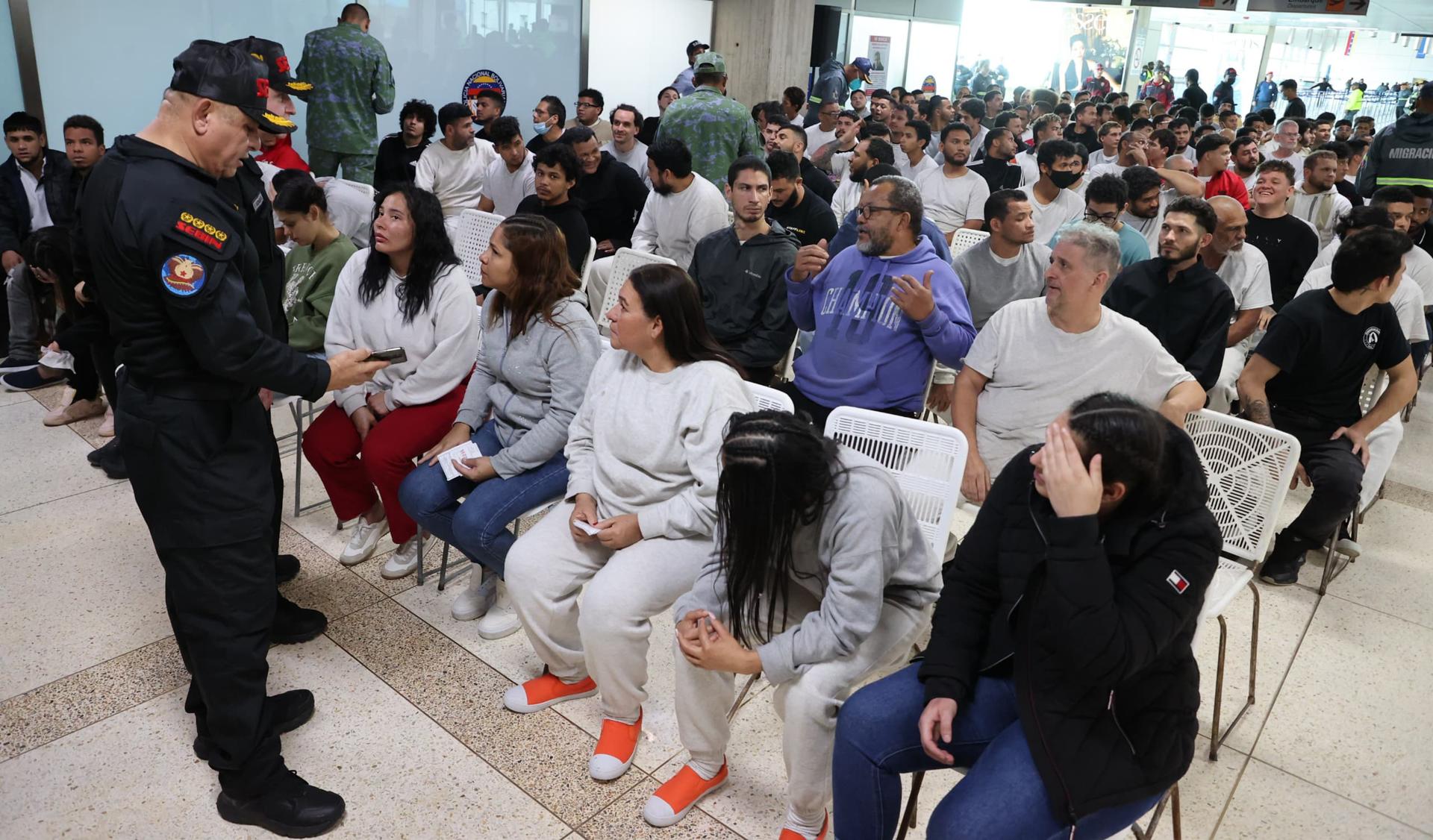 Aterriza en Venezuela un avión estadounidense con 175 migrantes deportados por Washington