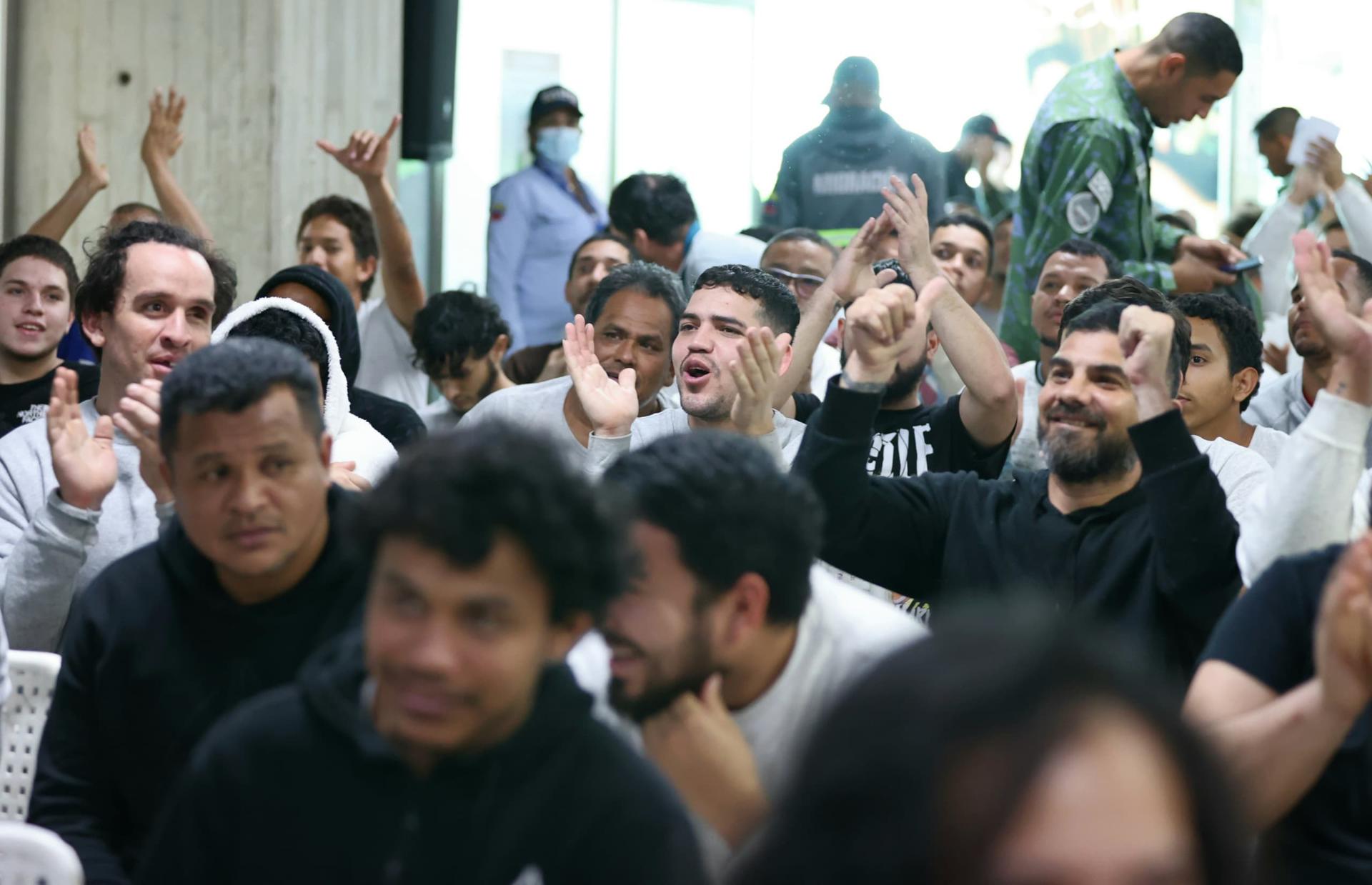 Aterriza en Venezuela un avión estadounidense con 175 migrantes deportados por Washington