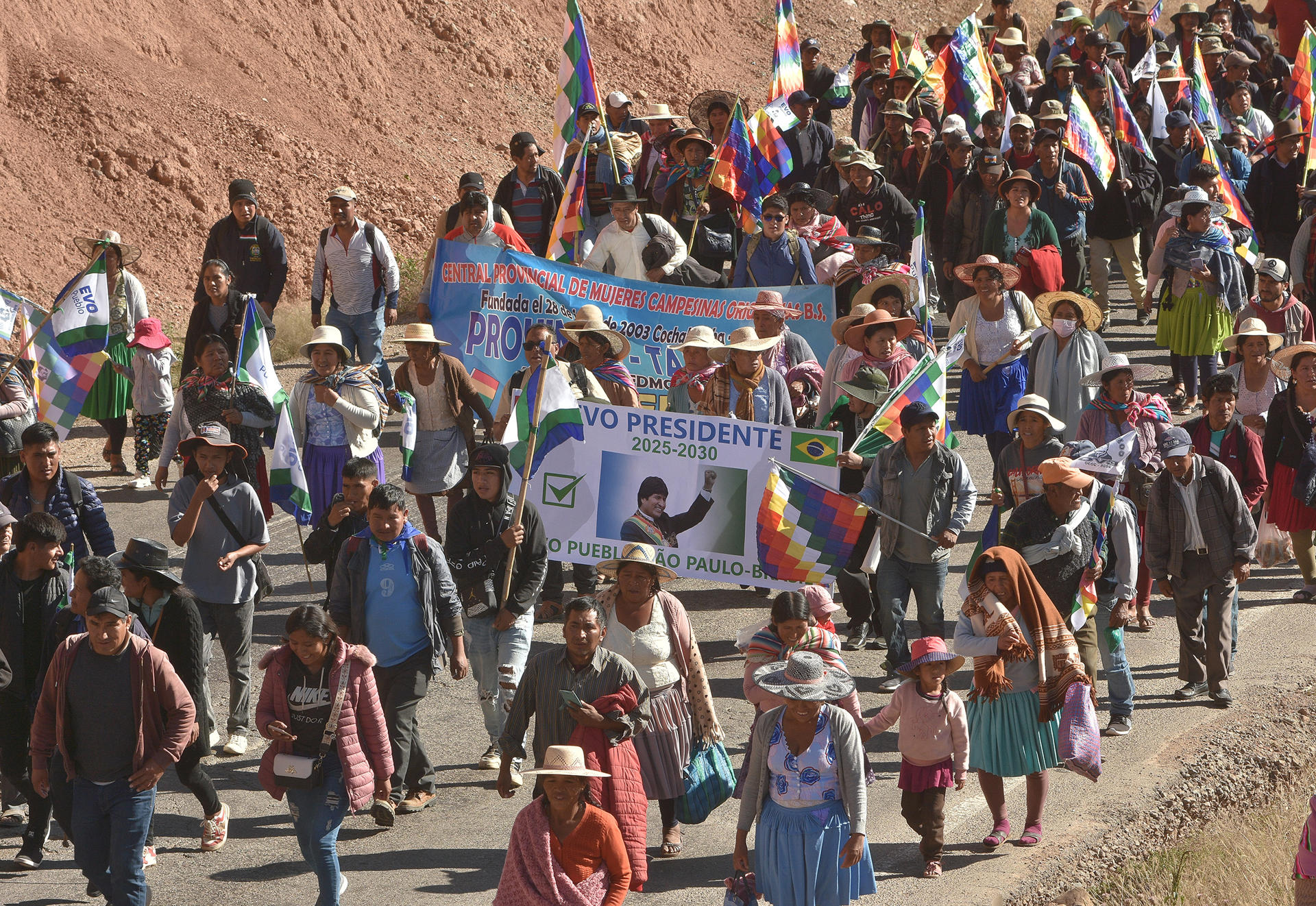 Sin Evo Morales, sus seguidores inician viaje hacia La Paz para inscribir su candidatura