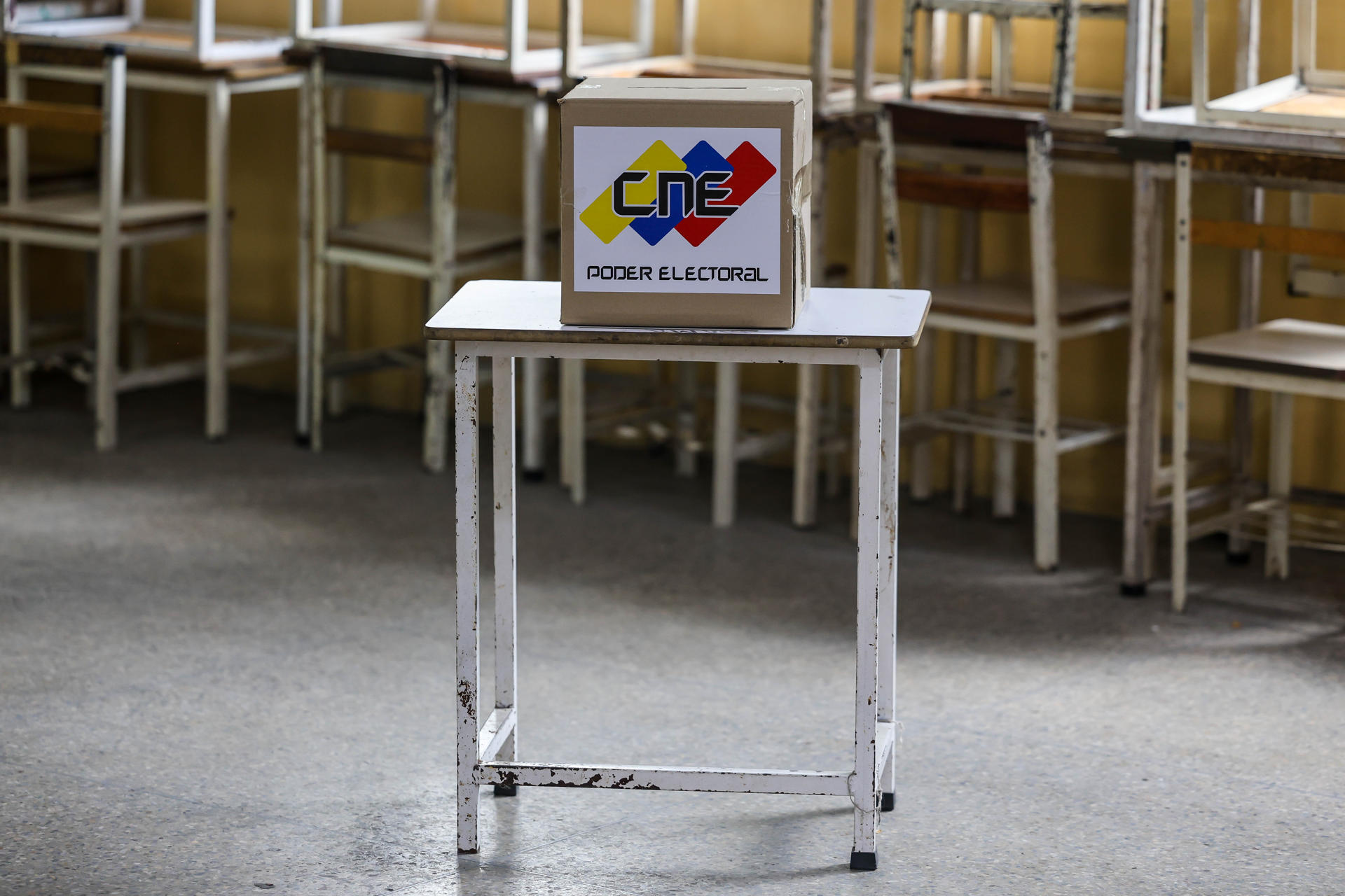 Poca afluencia de personas y una votación "rápida" caracterizan los comicios en Venezuela