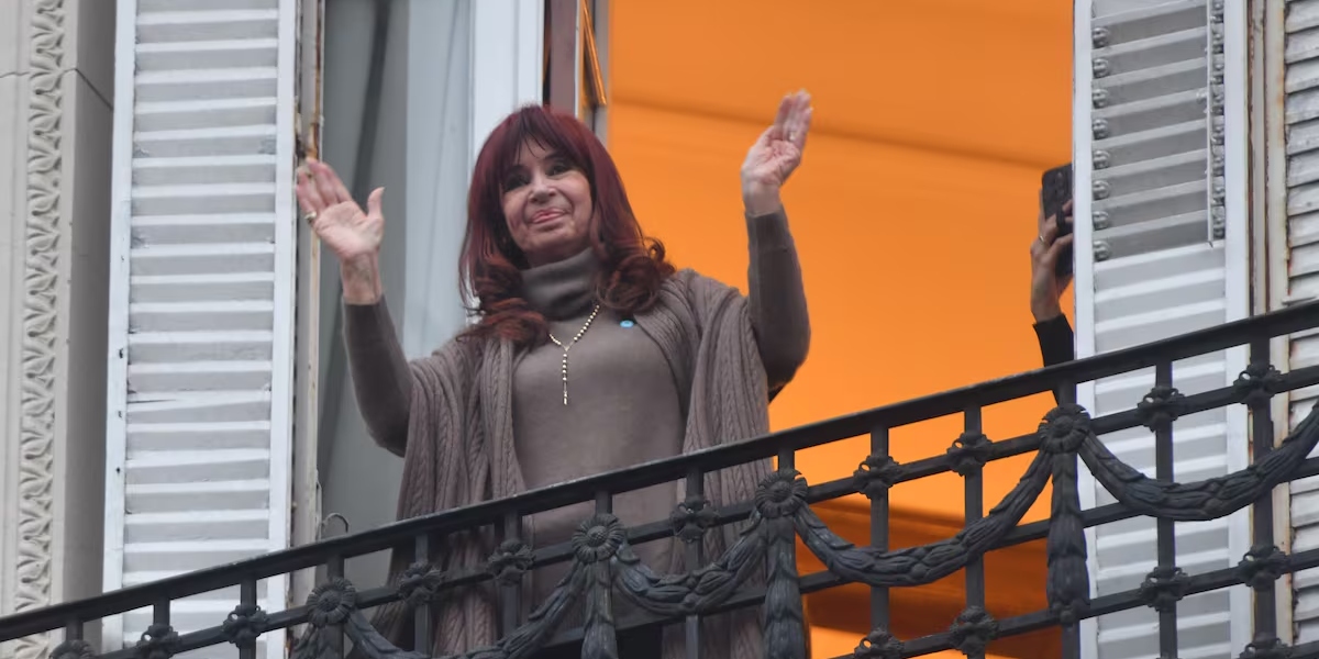 Cristina-Fernandez-solicita-permiso-para-saludar-a-sus-seguidores-desde-su-balcon