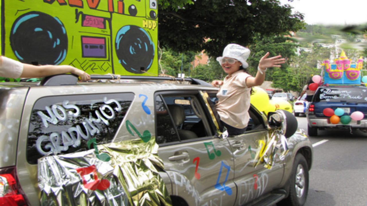 Caravana-de-graduacion-sentada-en-ventana-1280x720-1