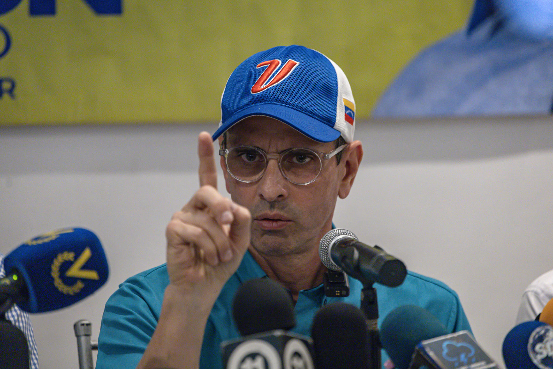 Capriles llama a los venezolanos a votar pese a haber sido "robados" en las presidenciales