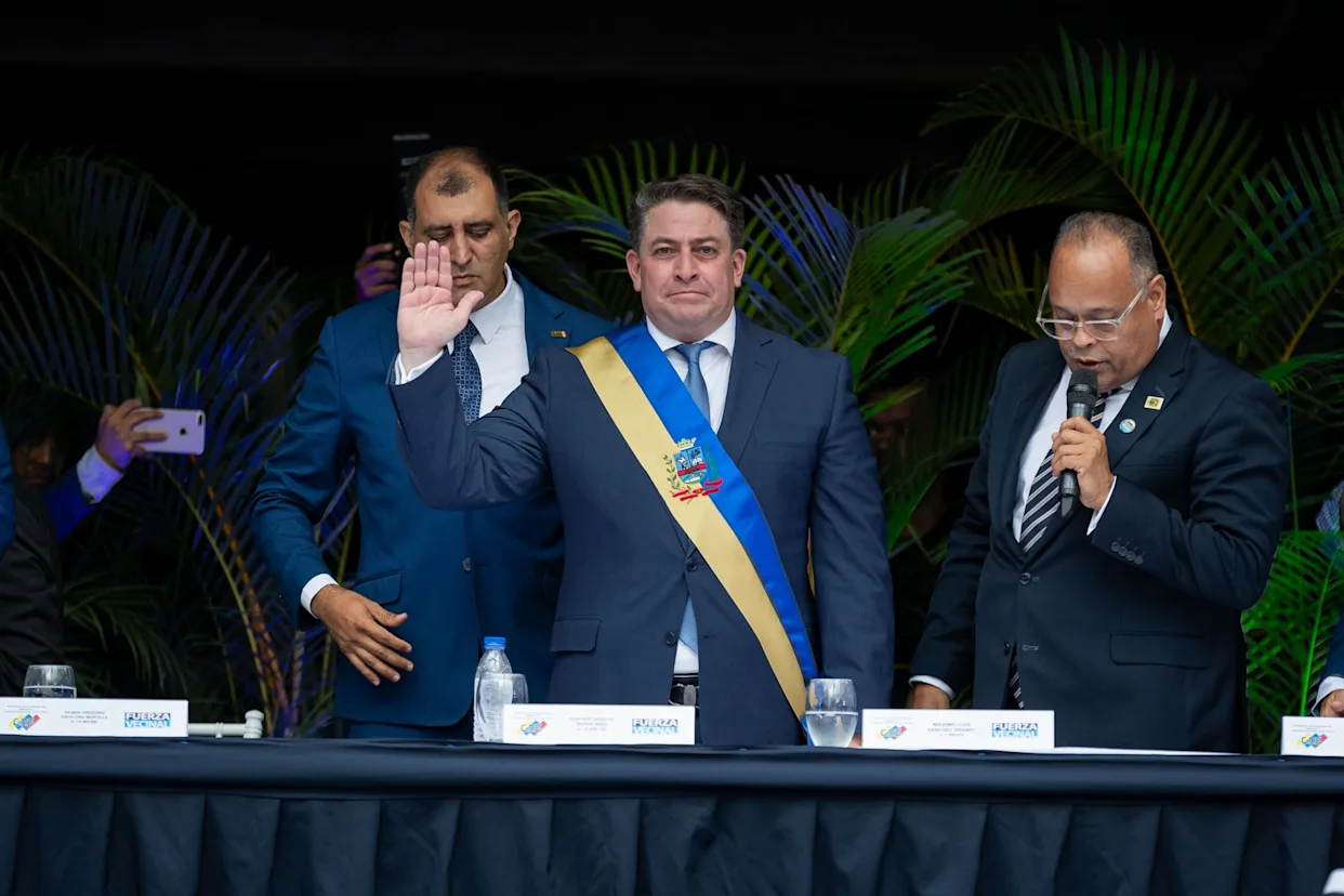 Juramentación de Gustavo Duque