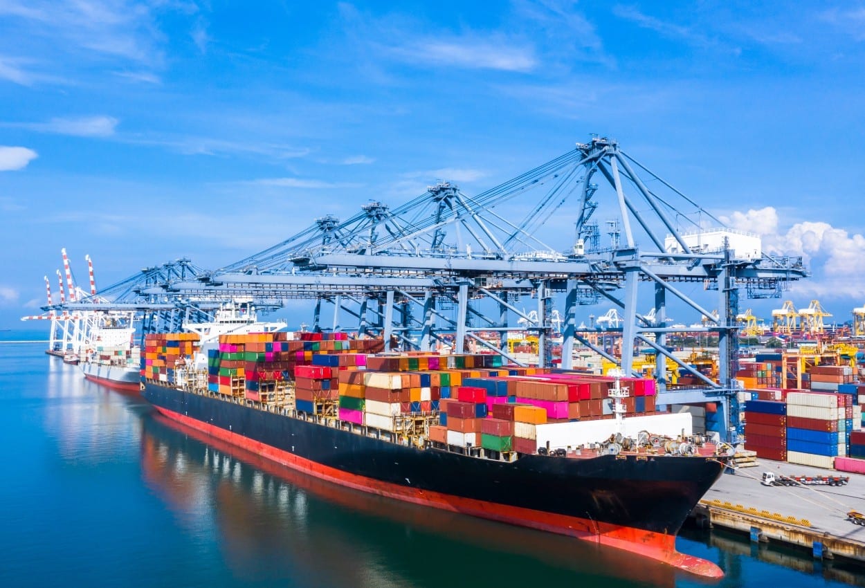 buque-portacontenedores-llegando-a-puerto-comercial