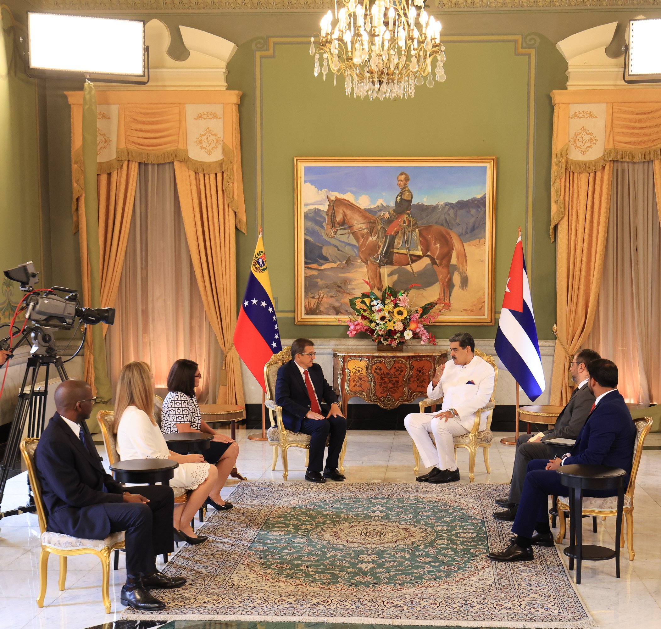 Maduro recibe cartas credenciales del nuevo embajador de la República de Cuba