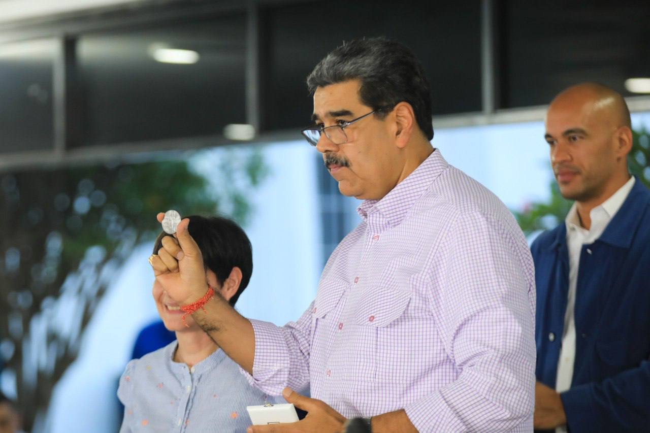 Nicolás Maduro 23102025 B