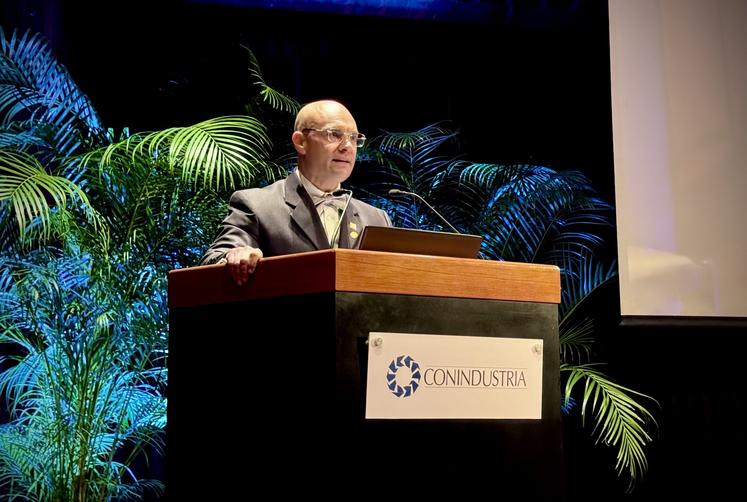 Tito López, presidente de Conindustria se dirige a la audiencia en el marco del evento Perpectivas Conindustria 2026. Por: Aymara Higuera Malavé
