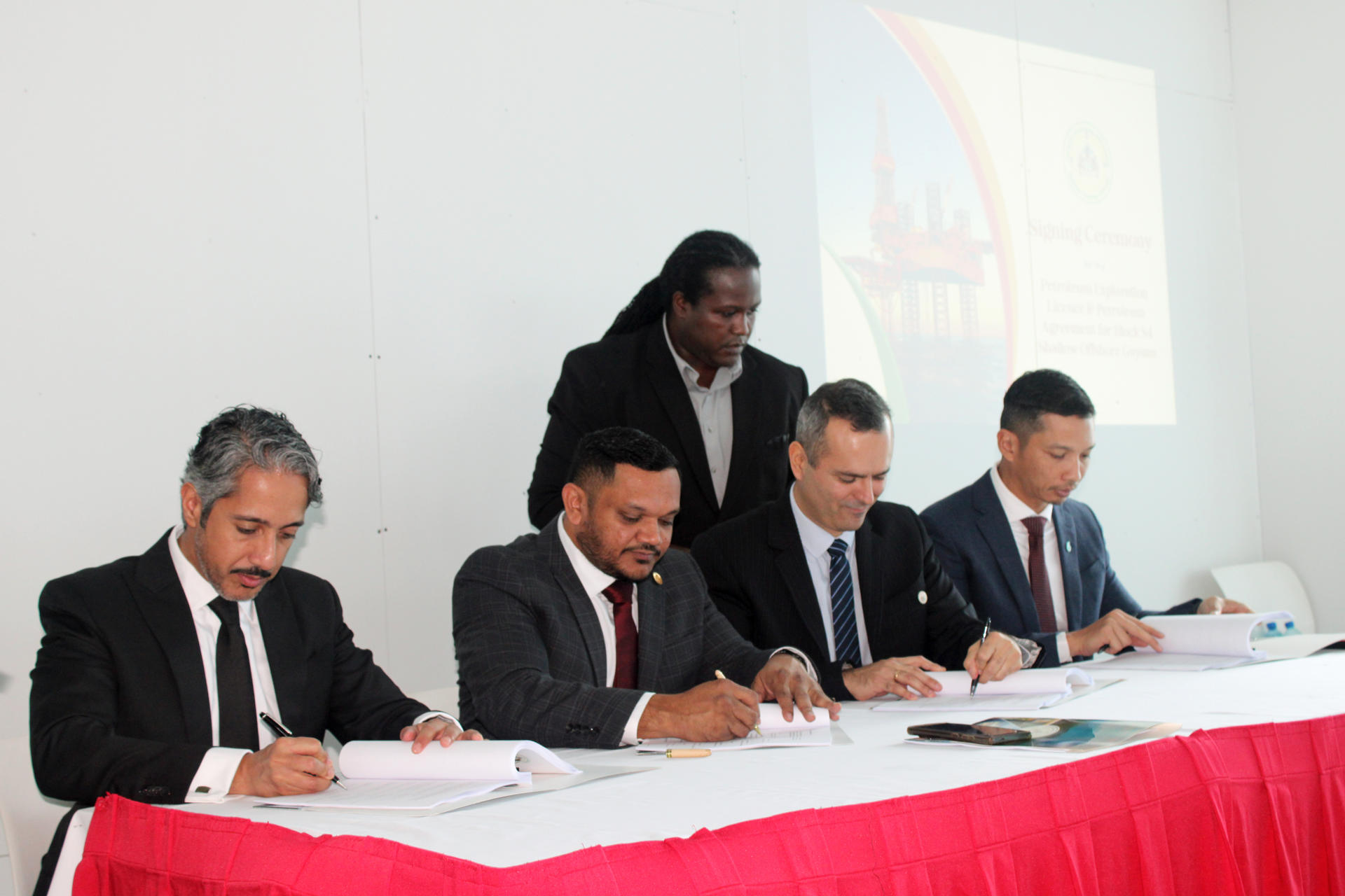 Guyana firma acuerdo con tres petroleras para reparto de producción del bloque S4