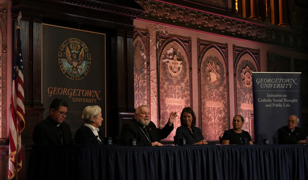 El arzobispo de Miami, Thomas Wenski, levanta la mano mientras se dirige a una multitud durante un panel sobre inmigración en la Universidad de Georgetown en Washington, el jueves 11 de septiembre de 2025. (AP Foto/Luis Andrés Henao/Archivo)