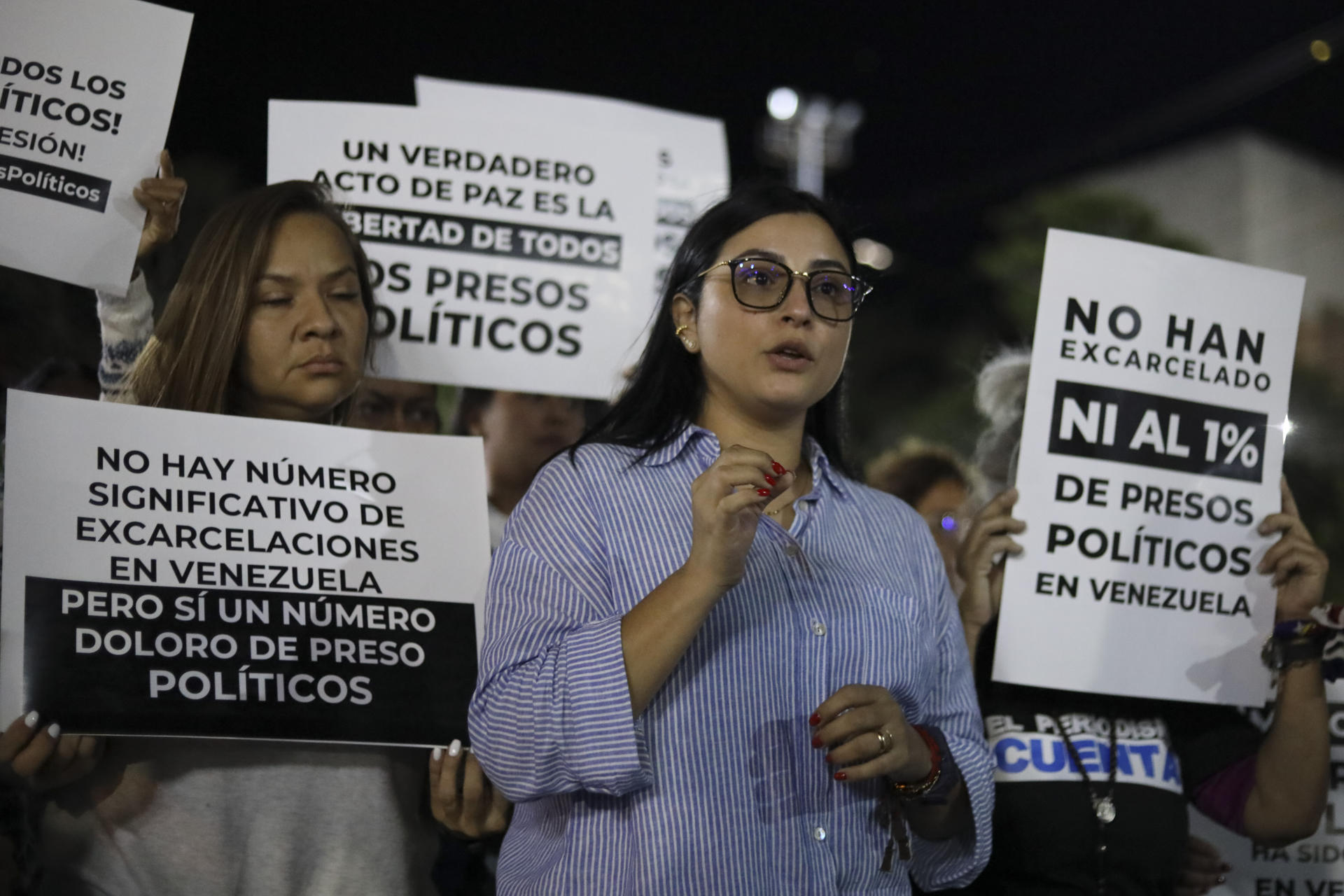 Vigilias en la segunda noche de espera por excarcelación de presos políticos en Venezuela