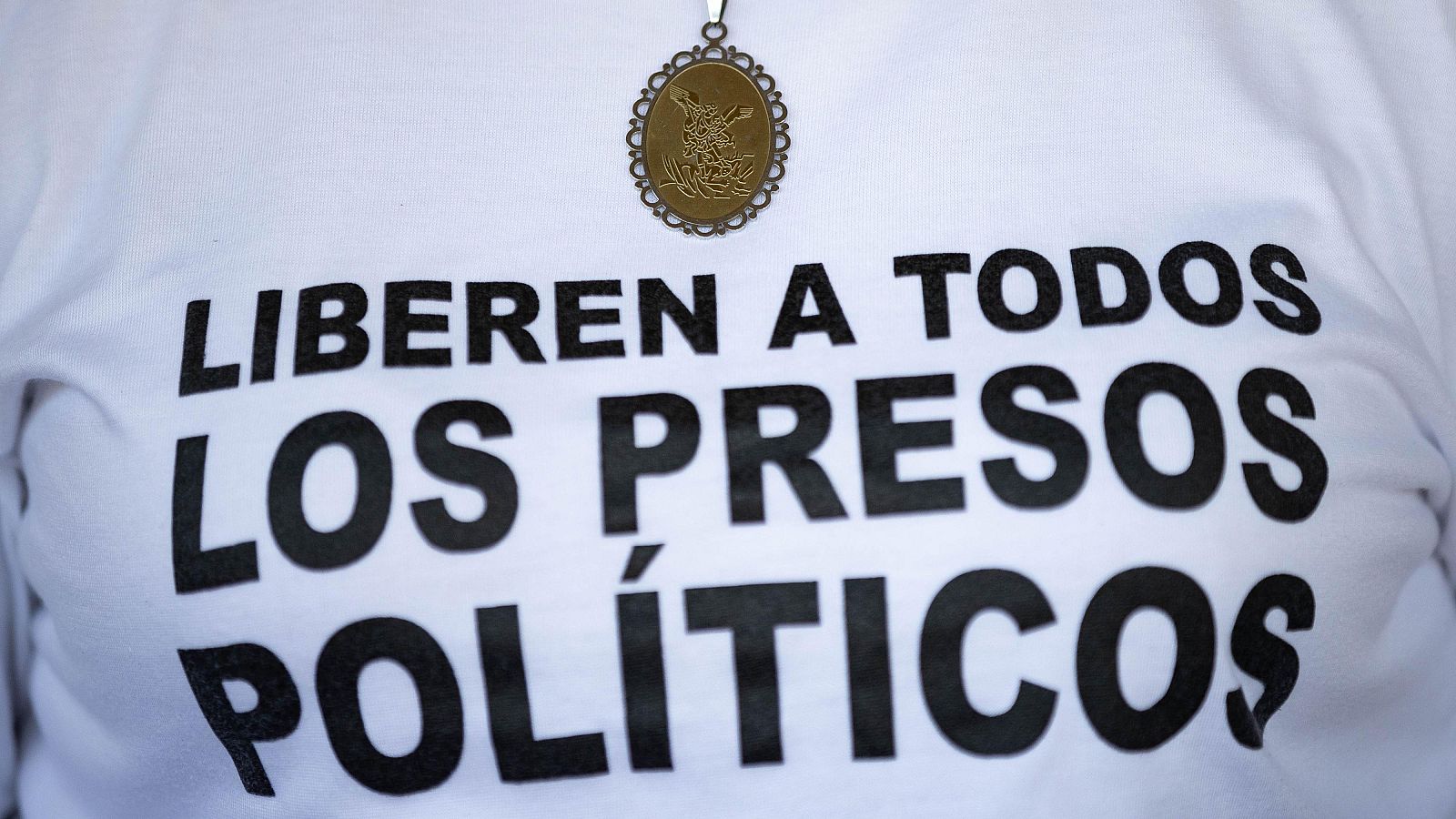 Imagen referencial de una persona pidiendo la liberación de todos los preso políticos