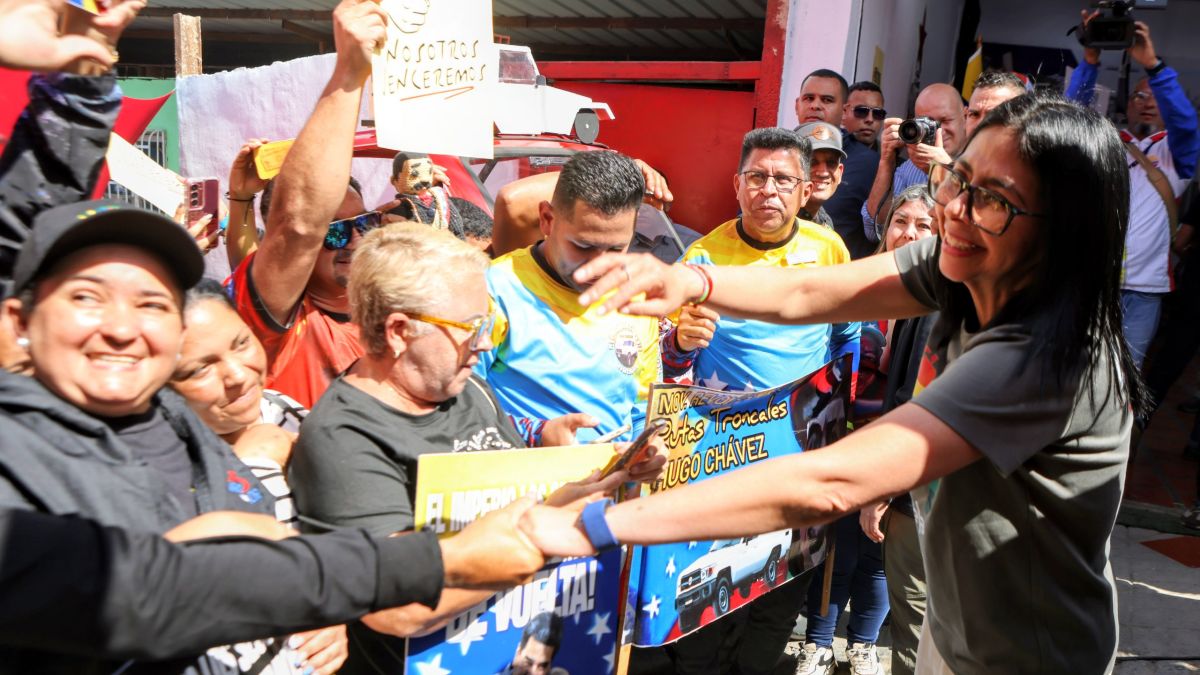 Delcy Rodríguez reunida con adultos mayores