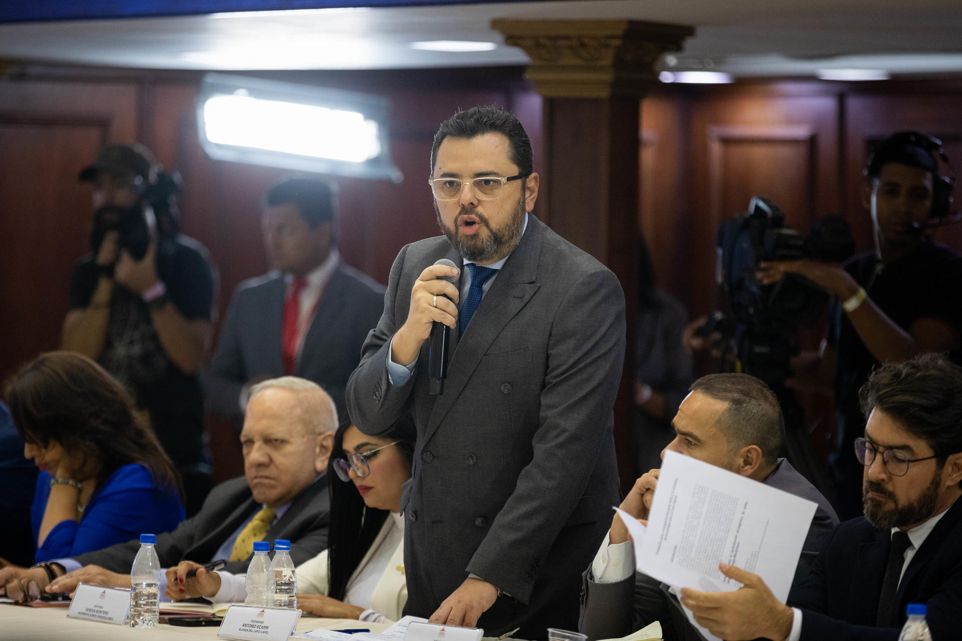 Precandidatos presidenciales piden observación internacional en las elecciones venezolanas