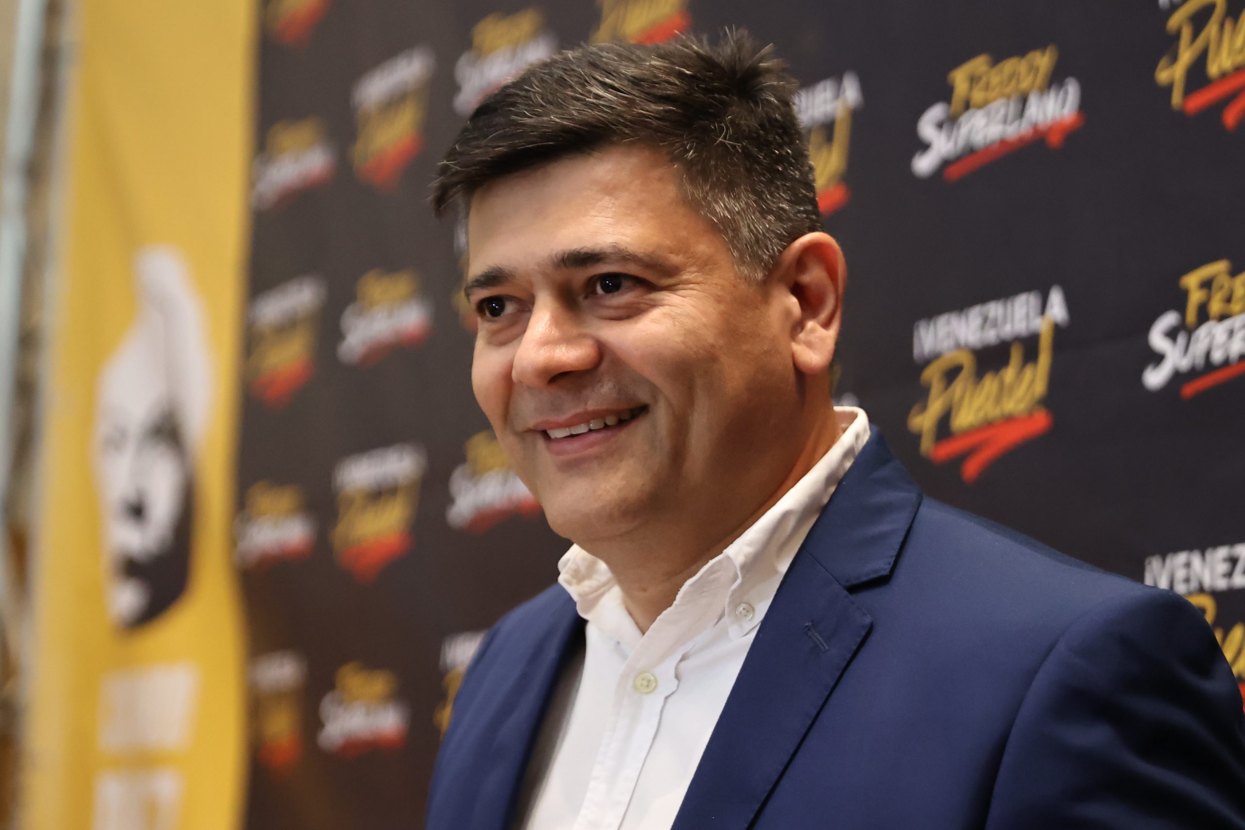 El exdiputado Freddy Superlano formaliza su inscripción en las primarias antichavistas