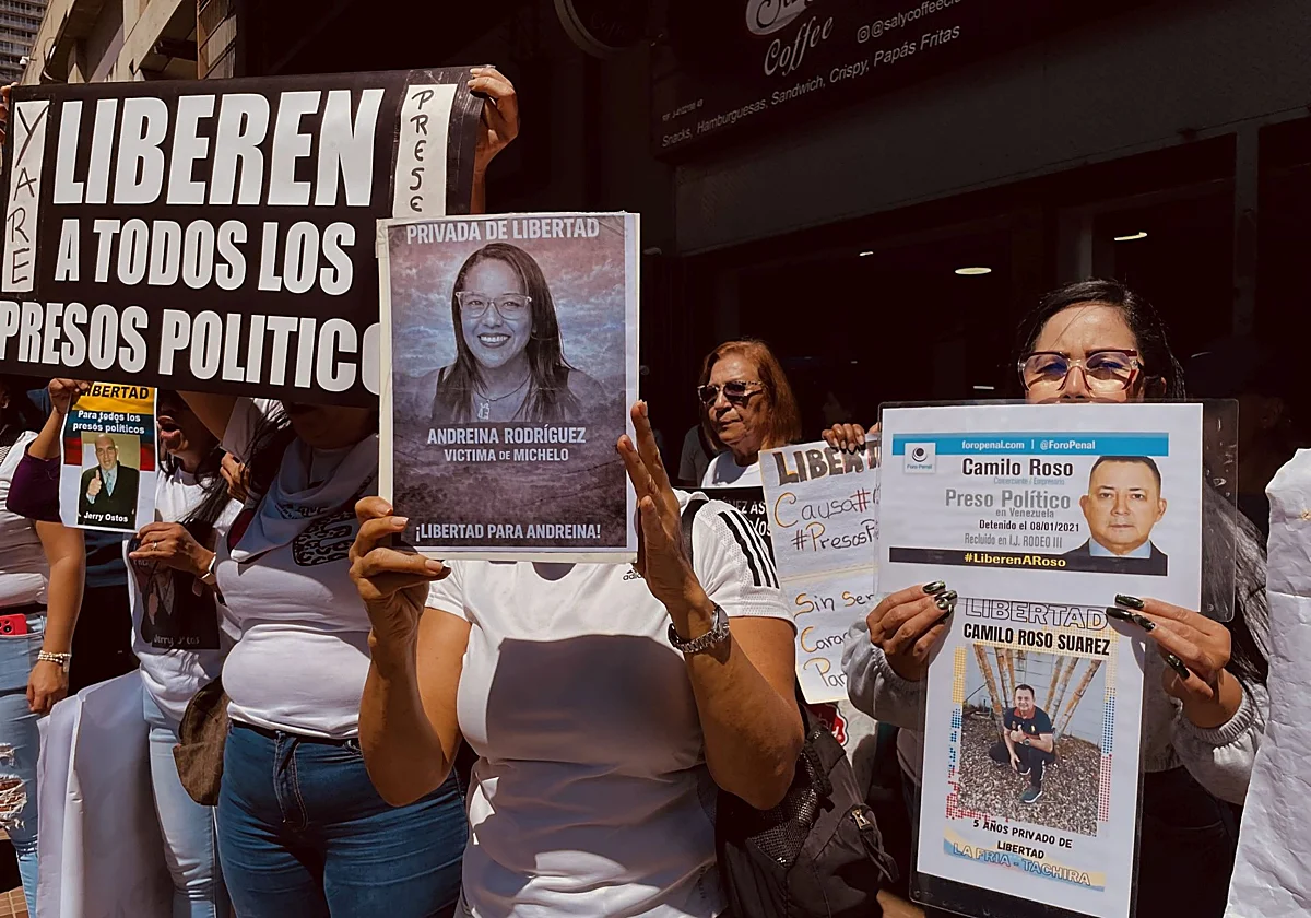 Los familiares de los presos políticos se manifiestan frente al Palacio de Justicia de Caracas J BENEZRA