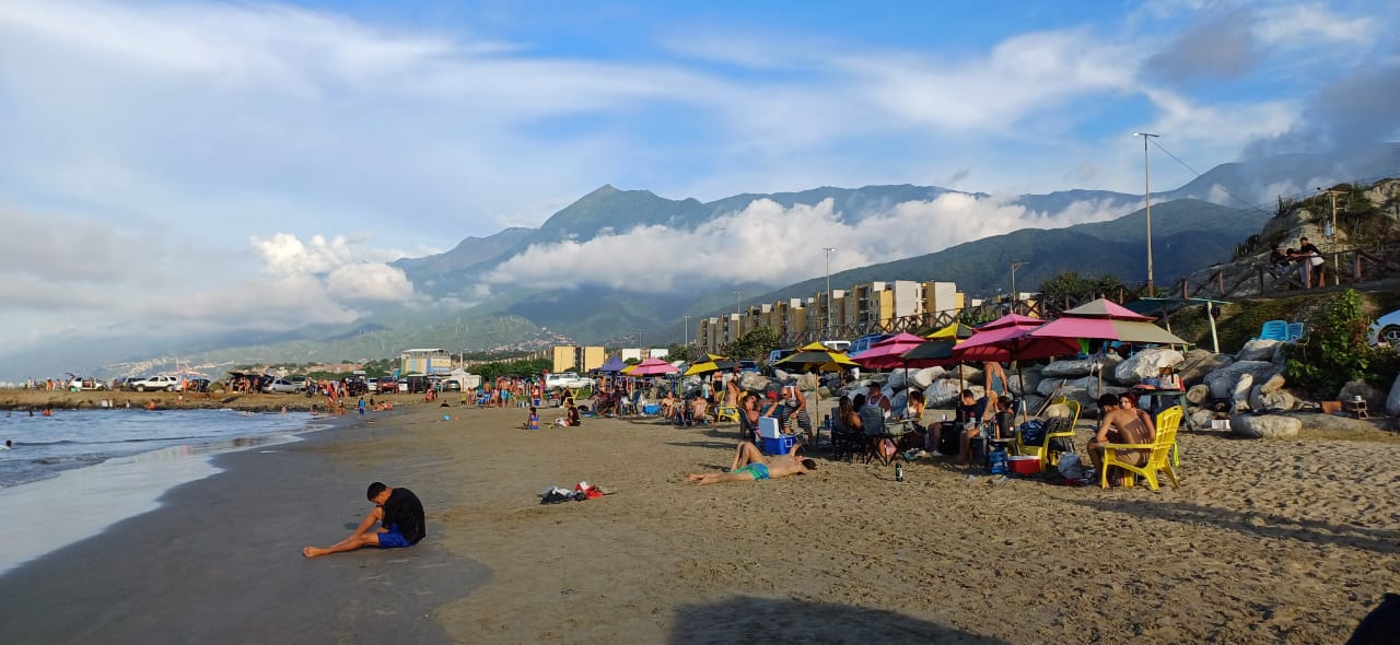playa la guaira.jpg