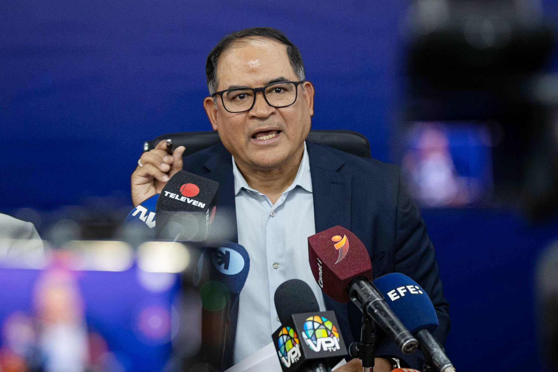 Partido opositor dice que falta de servicio consular afecta a tres millones de venezolanos