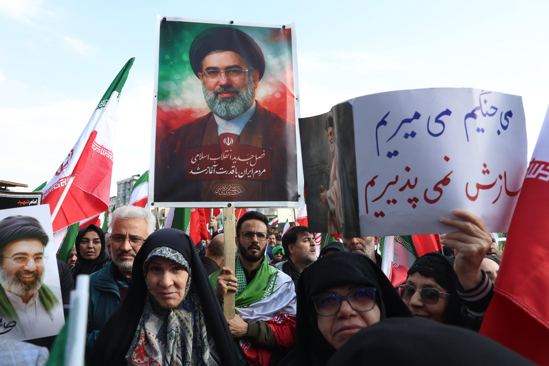 El nuevo líder supremo de Irán dice que el estrecho de Ormuz debe permanecer cerrado