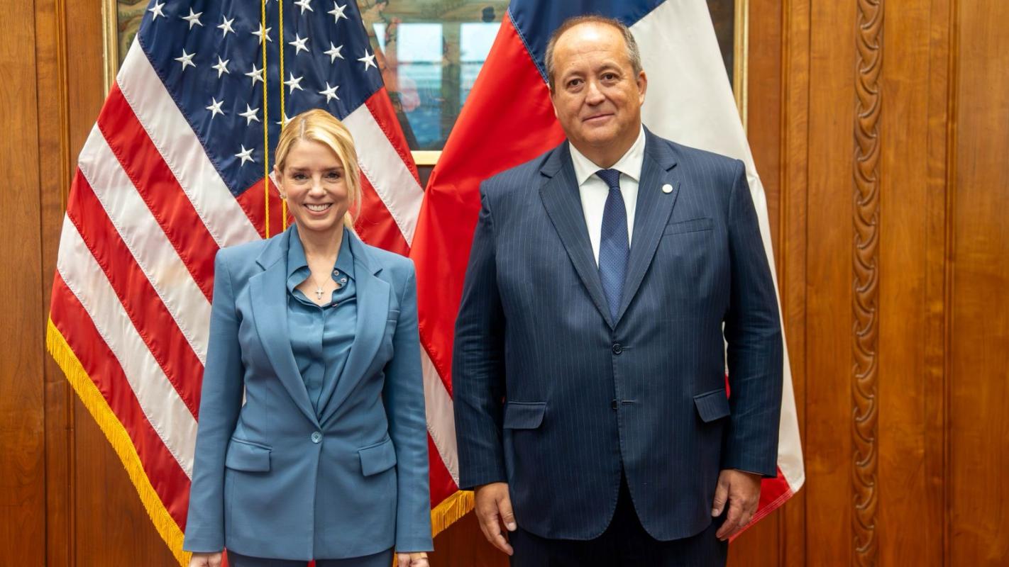 Fiscal nacional de Chile, Ángel Valencia, con la fiscal general de EEUU, Pam Bondi