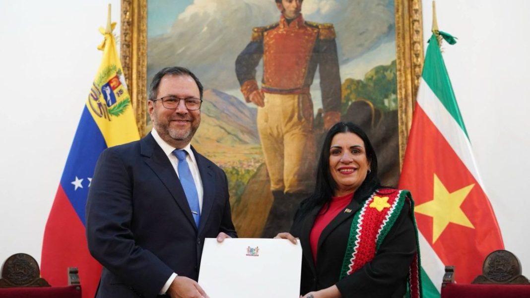 canciller-gil-recibio-copias-de-estilo-de-nueva-embajadora-designada-de-surinam-en-venezuela-197336