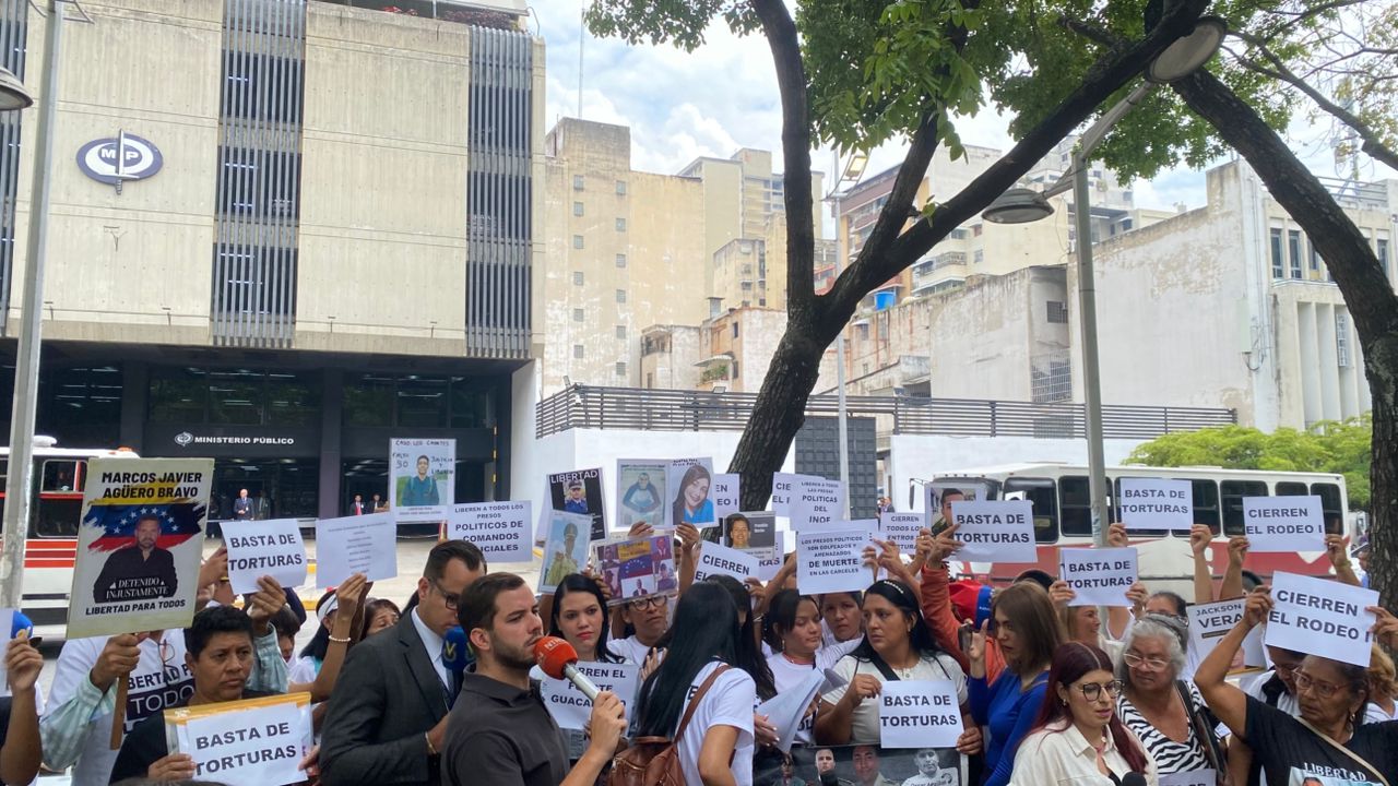 No más torturas, familiares de presos políticos frente a la fiscalía