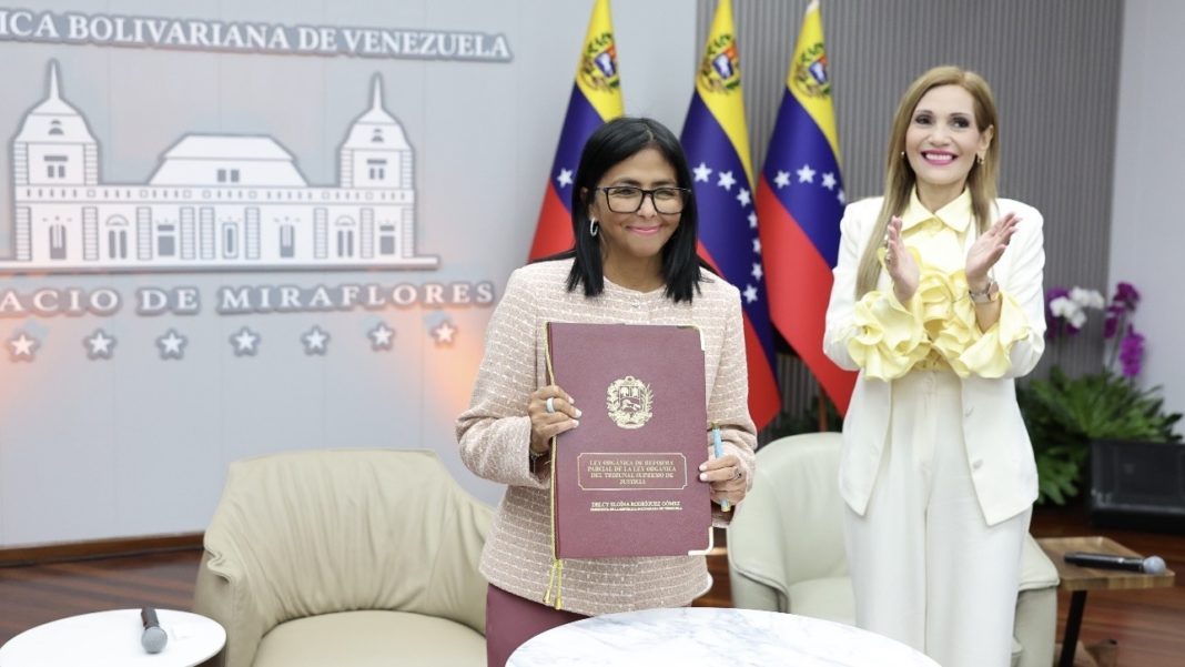 Delcy Rodrígeuz promulga la Ley Orgánica de Reforma Parcial de la Ley Orgánica del Trinual Supremo de Justicia