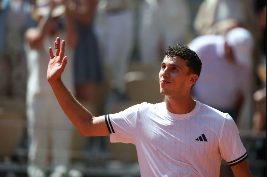 Juan Manuel Cerúndolo saluda al público luego de su triunfo frente a Jannik Sinner en Roland Garros