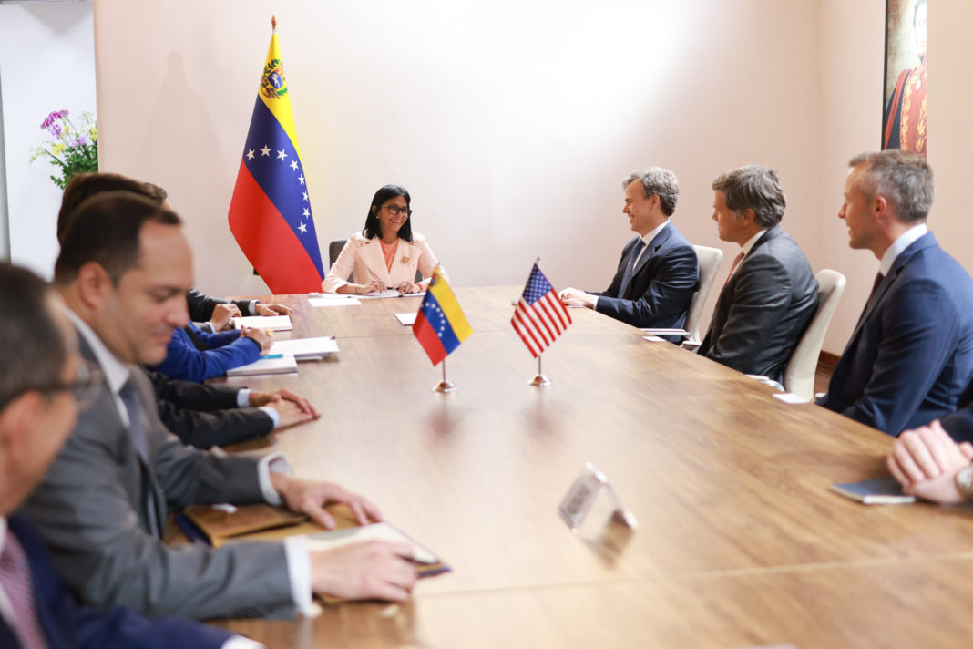 Delcy Rodríguez junto a John Barrett