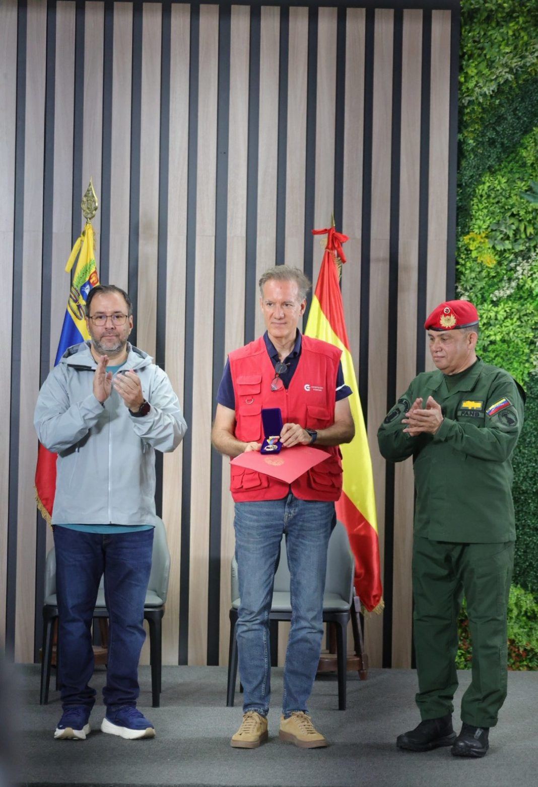 Condecoración a españoles