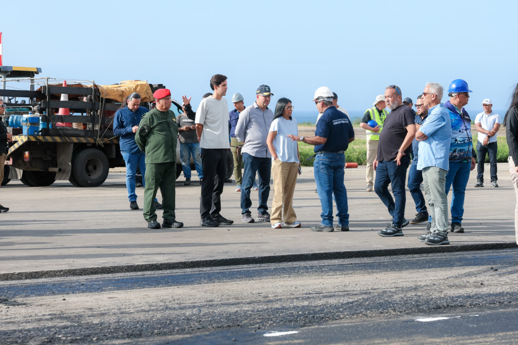 Delcy Rodríguez inspecciona pista del Aeropuerto Internacional Simón Bolívar de Maiquetía