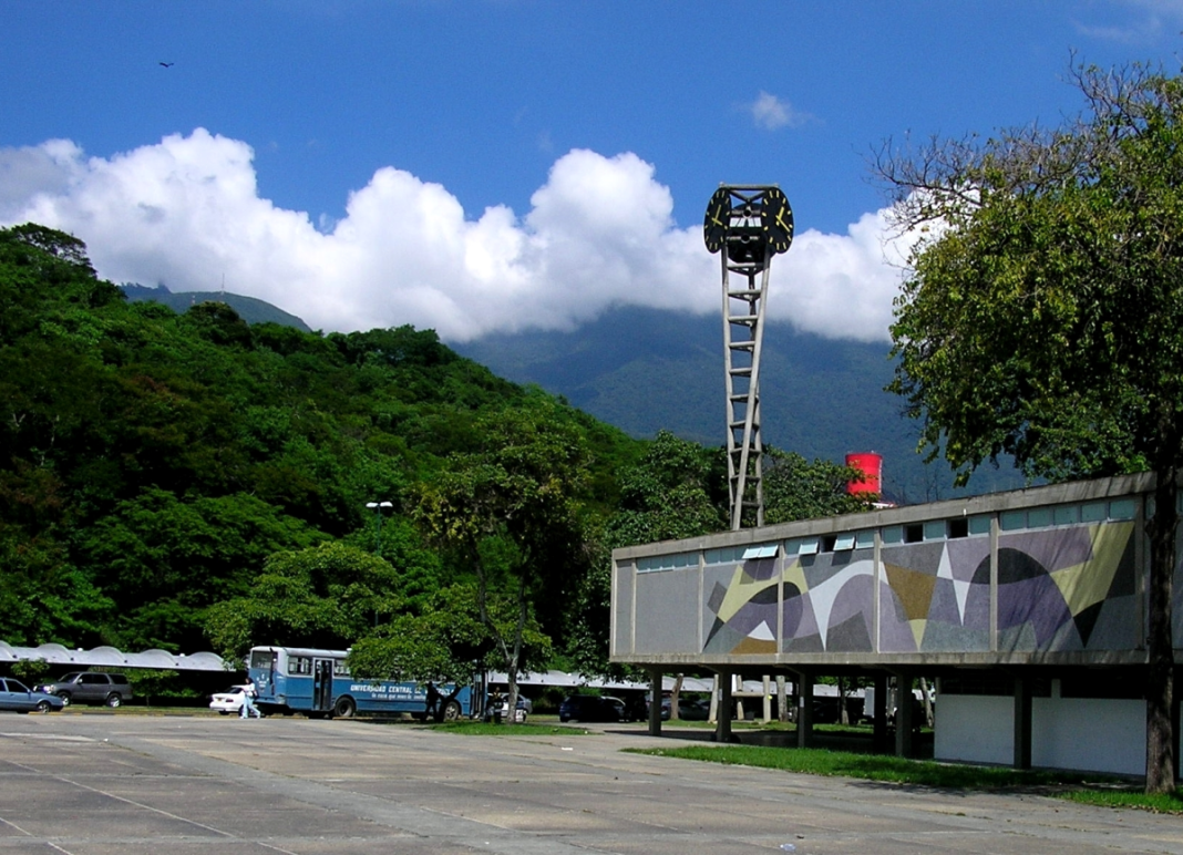 Reloj de la Plaza del Rectorado de la UCV