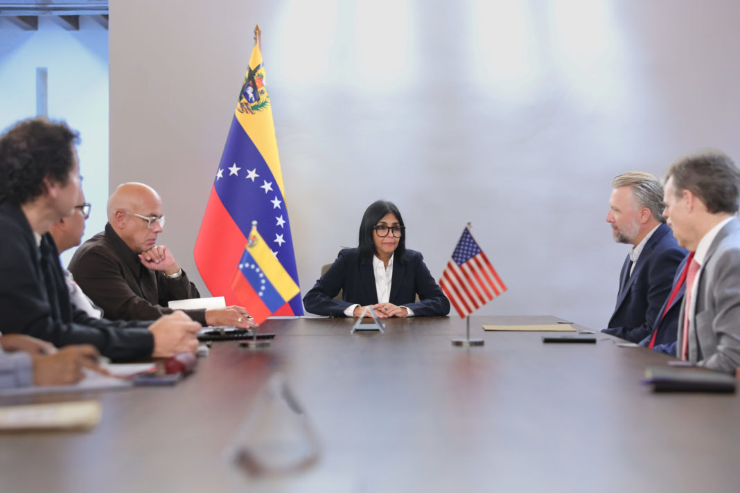 Delcy y Jorge Rodríguez con el subsecretario de Agricultura de EEUU, Luke Lindberg.
