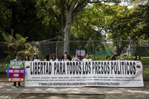 Familiares de presos políticos realizan manifestación en Caracas