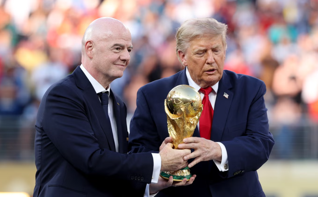 Gianny Infantino y Donald Trump en la entrega de la Copa del Mundo