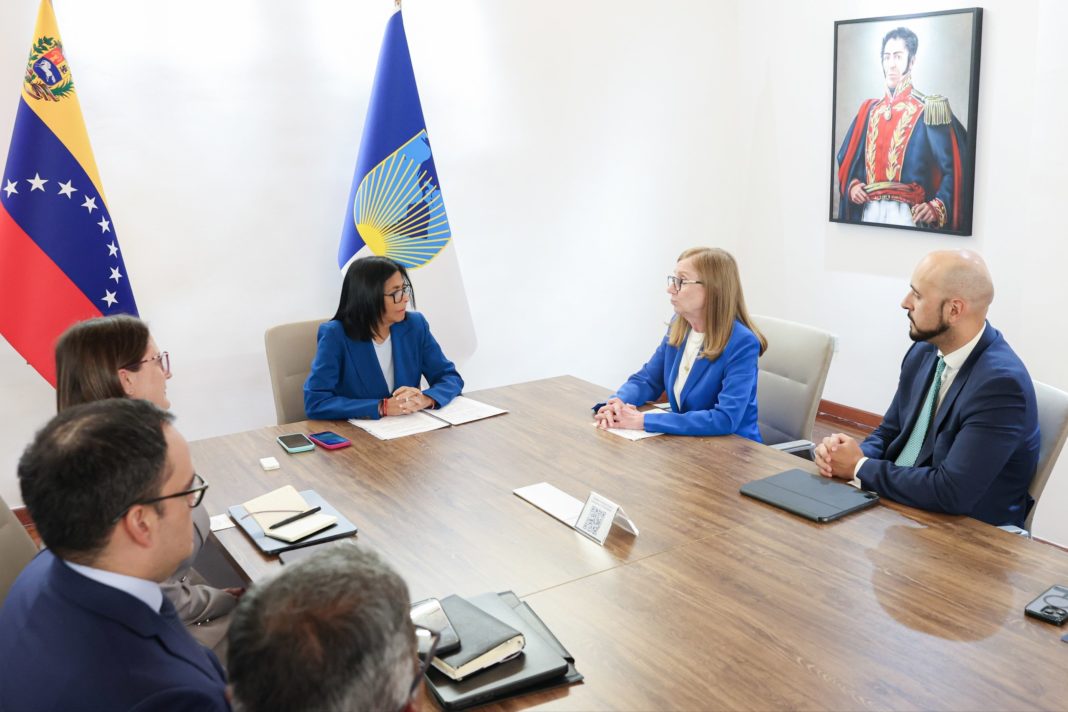 Delcy Rodríguez con representantes del Banco Interamericano de Desarrollo 23072026