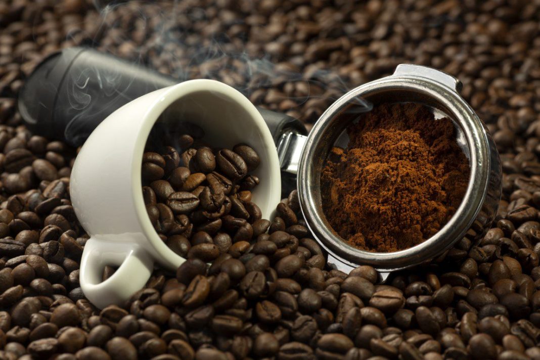herramienta-utilizada-prensa-cafe-taza