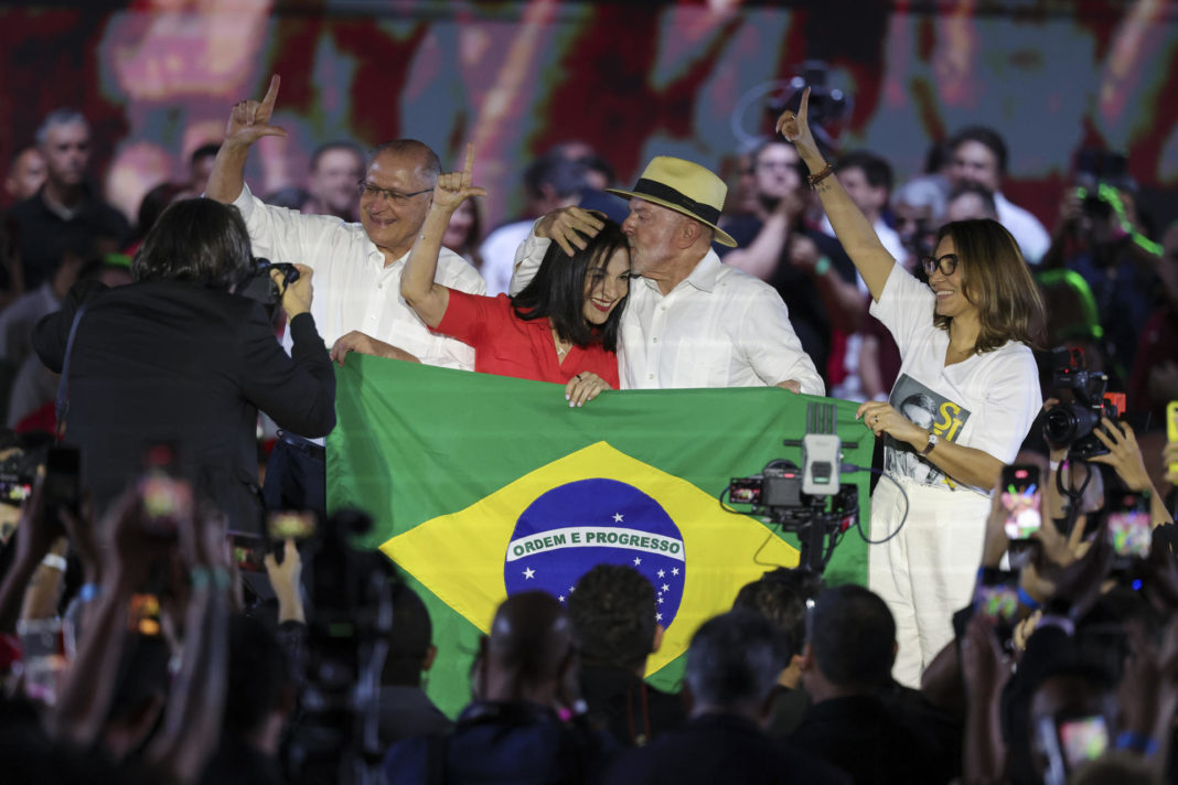 Lula lanza su candidatura con promesas de inversión en defensa, educación y tierras raras