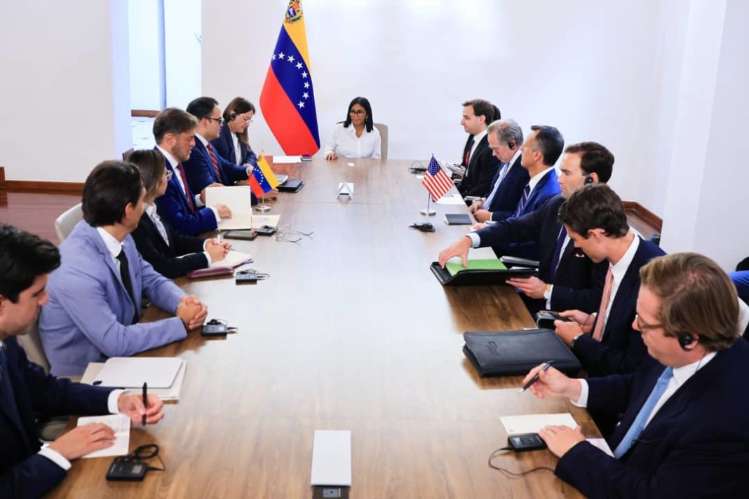 Delcy Rodríguez se reunió con funcionarios del Departamento del Tesoro y el Departamento de Estado. La delegación estadounidense estuvo encabezada por el Subsecretario Adjunto para Asuntos Financieros Internacionales del Departamento del Tesoro, Jonathan Greenstein; y el Subsecretario Adjunto para el Financiamiento del Terrorismo, Jonathan Burke.
