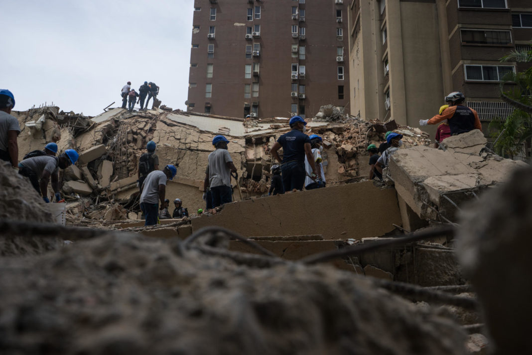 Caraqueños esperan por buenas noticias de familiares atrapados en edificios tras terremoto