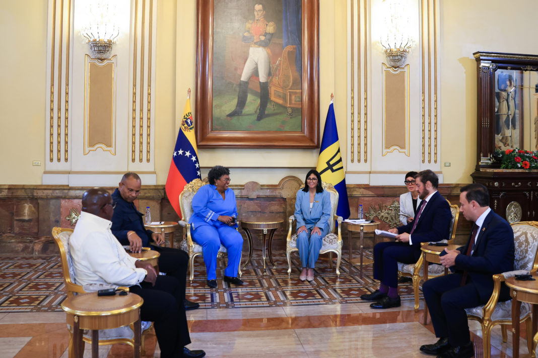 Primera ministra de Brabados, Mia Mottley y Delcy Rodríguez