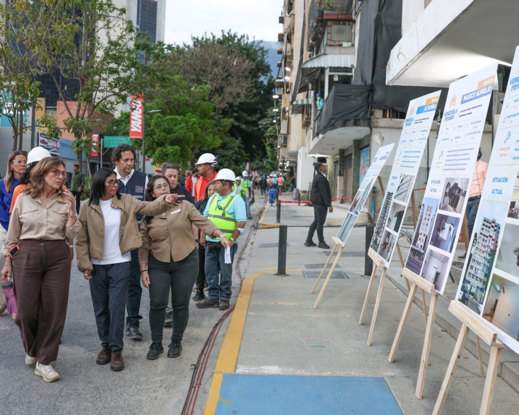 Delcy Rodríguez supervisando reconstrucción de viviendas en Chacao