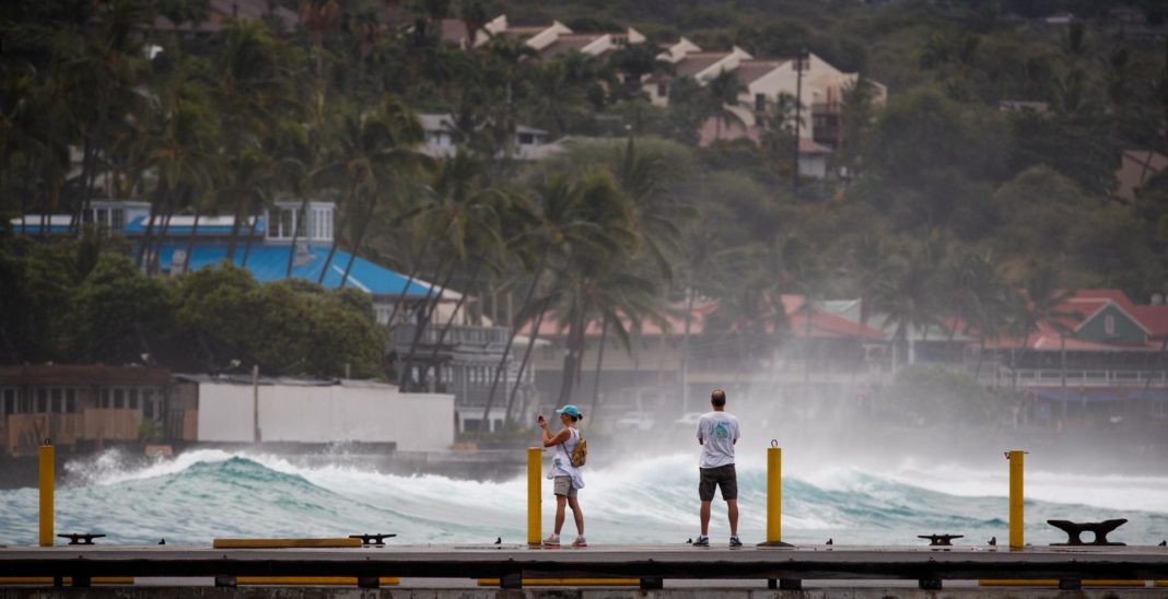 El huracán Lowell mantiene a Hawái bajo alerta por inundaciones y fuertes vientos